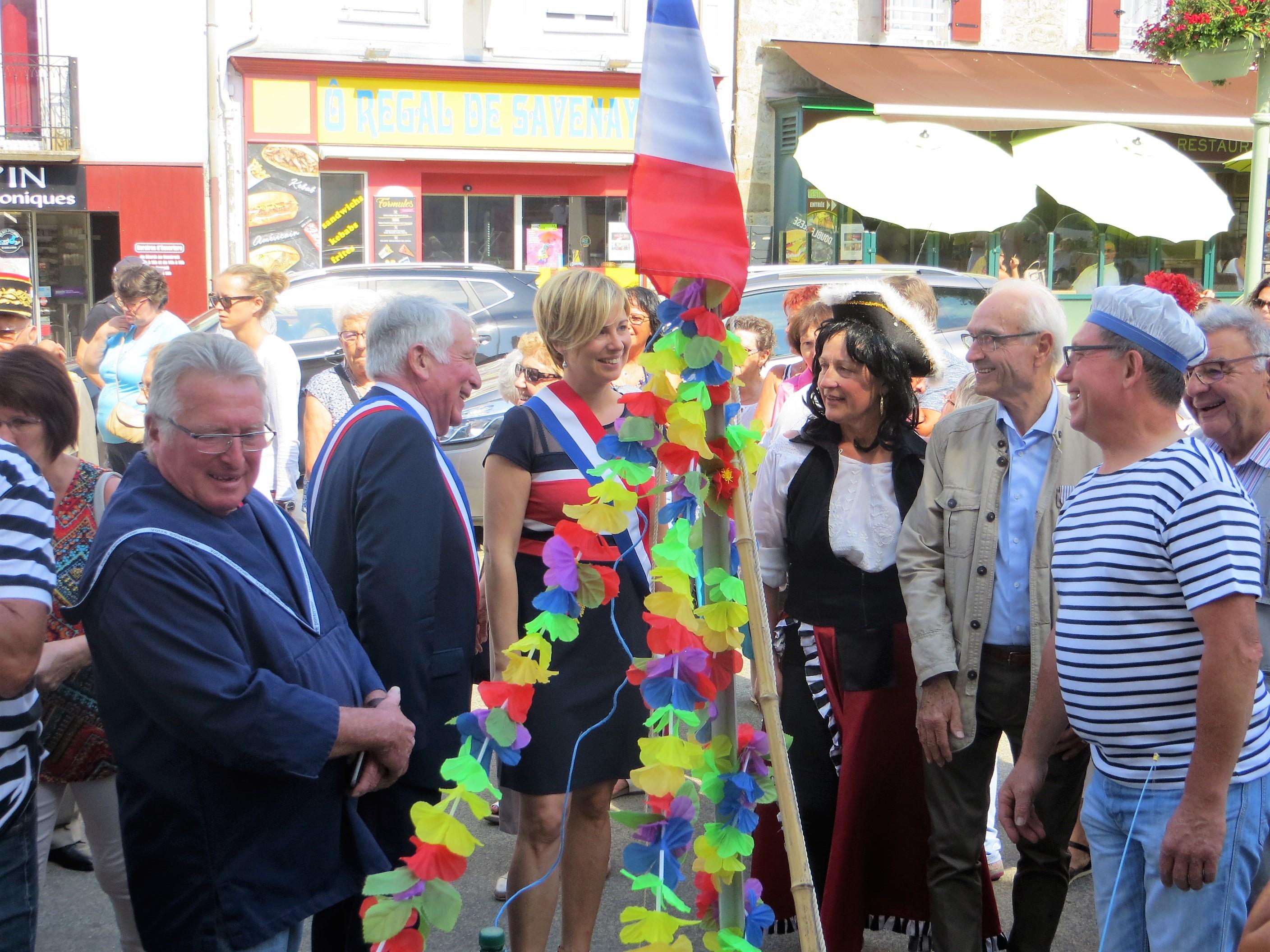 défilé avec Mme la Députée et Mr le Maire